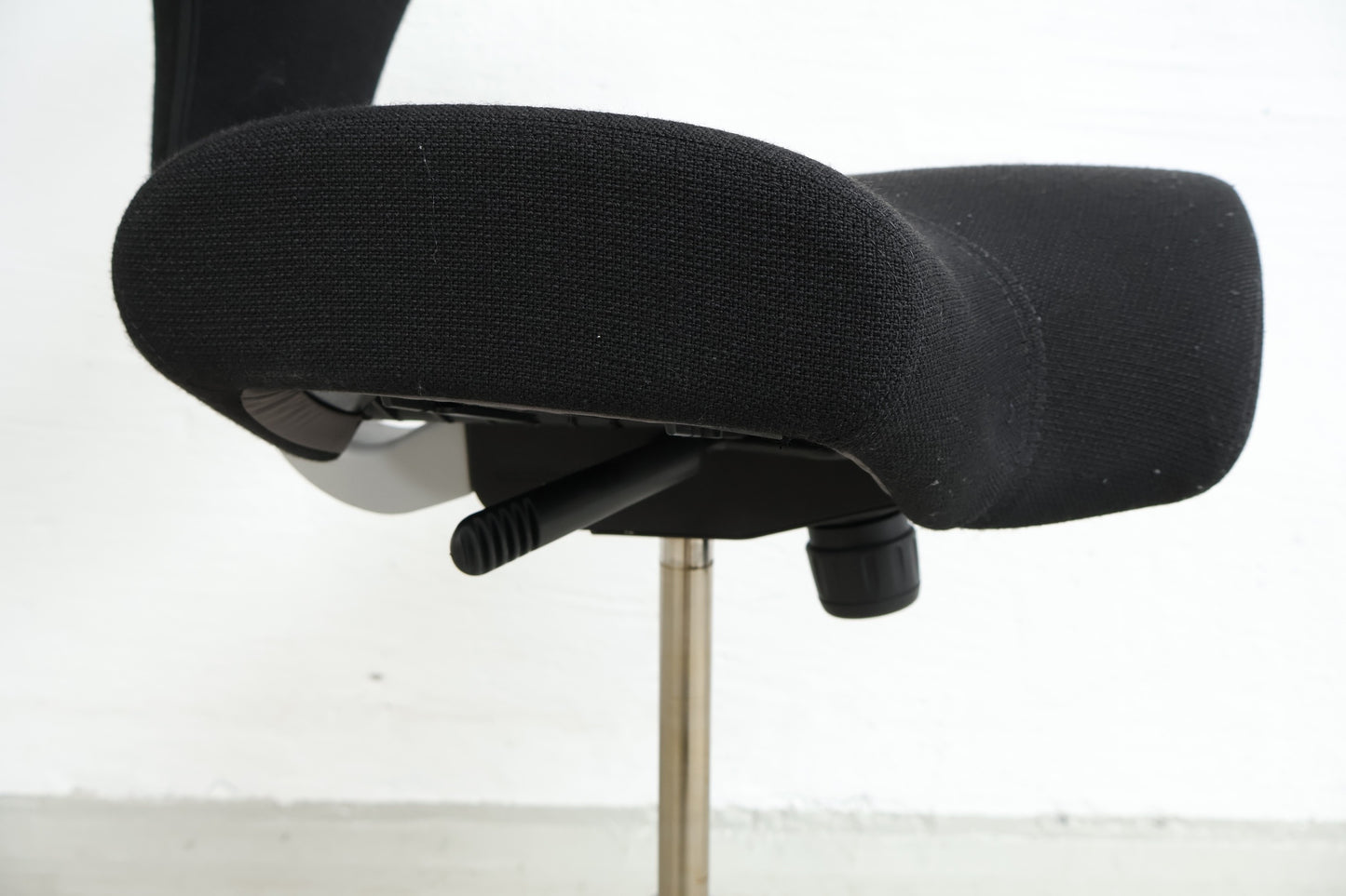 Nyrenset | Sort Håg Capisco kontorstol med sadelsete