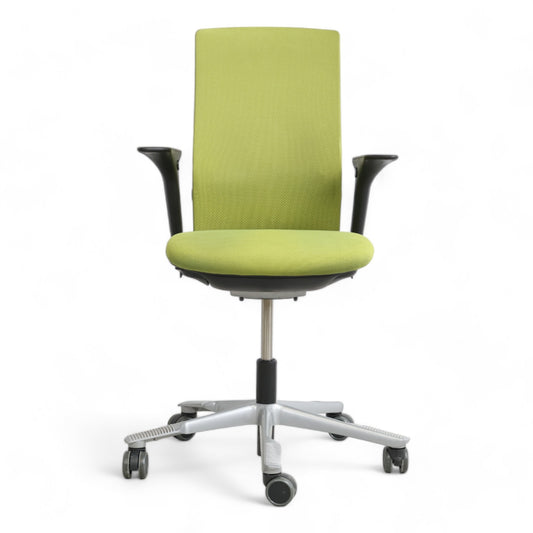 Nyrenset | Grønn Håg Futu kontorstol med justerbare armlener og sete