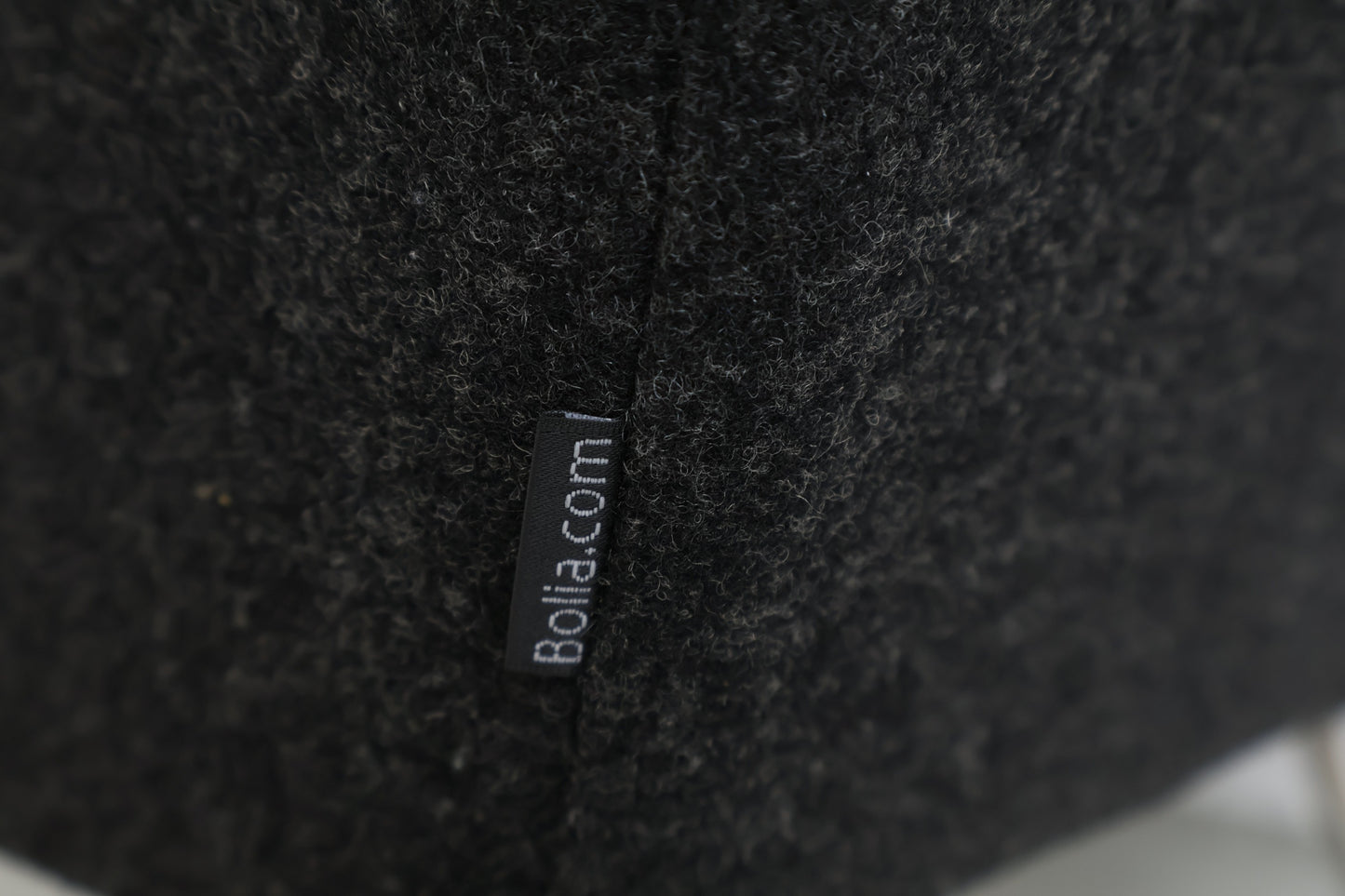 Nyrenset | Mørk grå Bolia lenestol i ull med stålbein