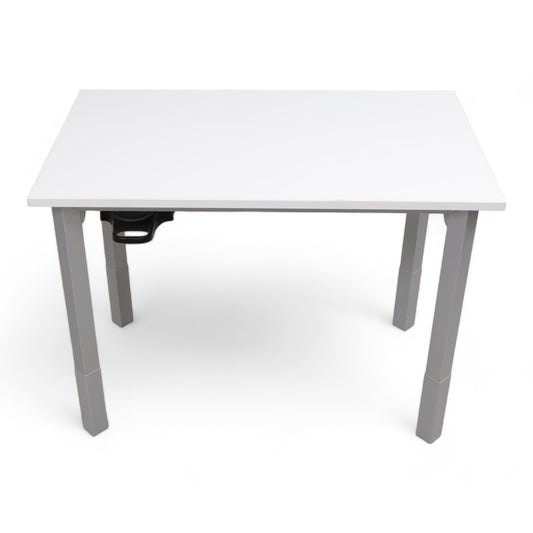 Nyrenset | Kinnarps lys grå skrivebord med PC-holder