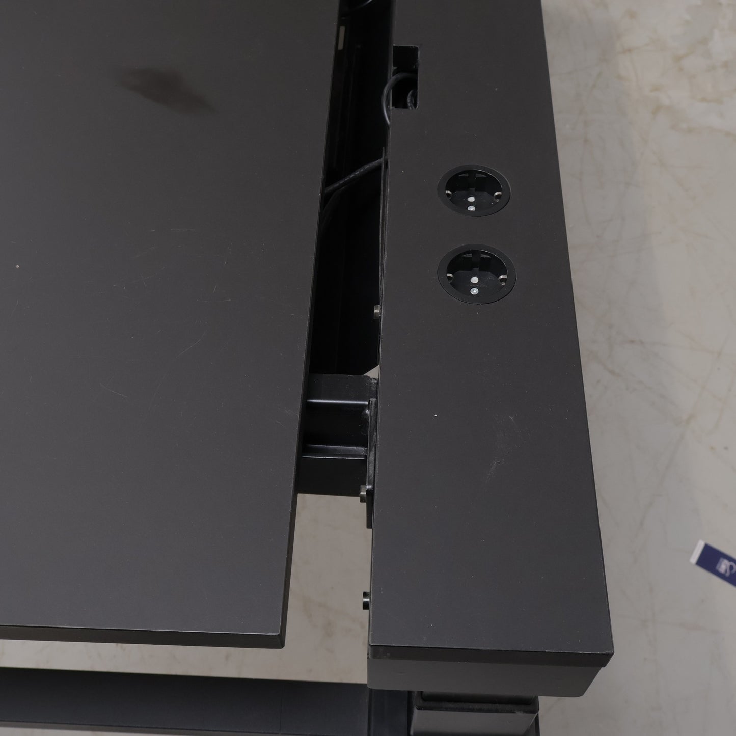 Kvalitetssikret | Sort elektriske hev/senk skrivebord med integrerte stikkontakter