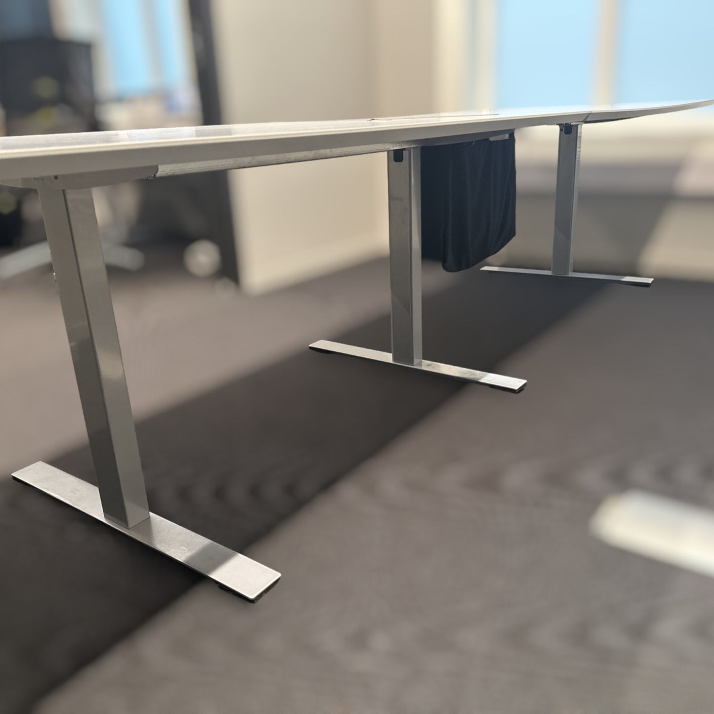 Nyrenset | Lys grå Dencon møtebord i minimalistisk design