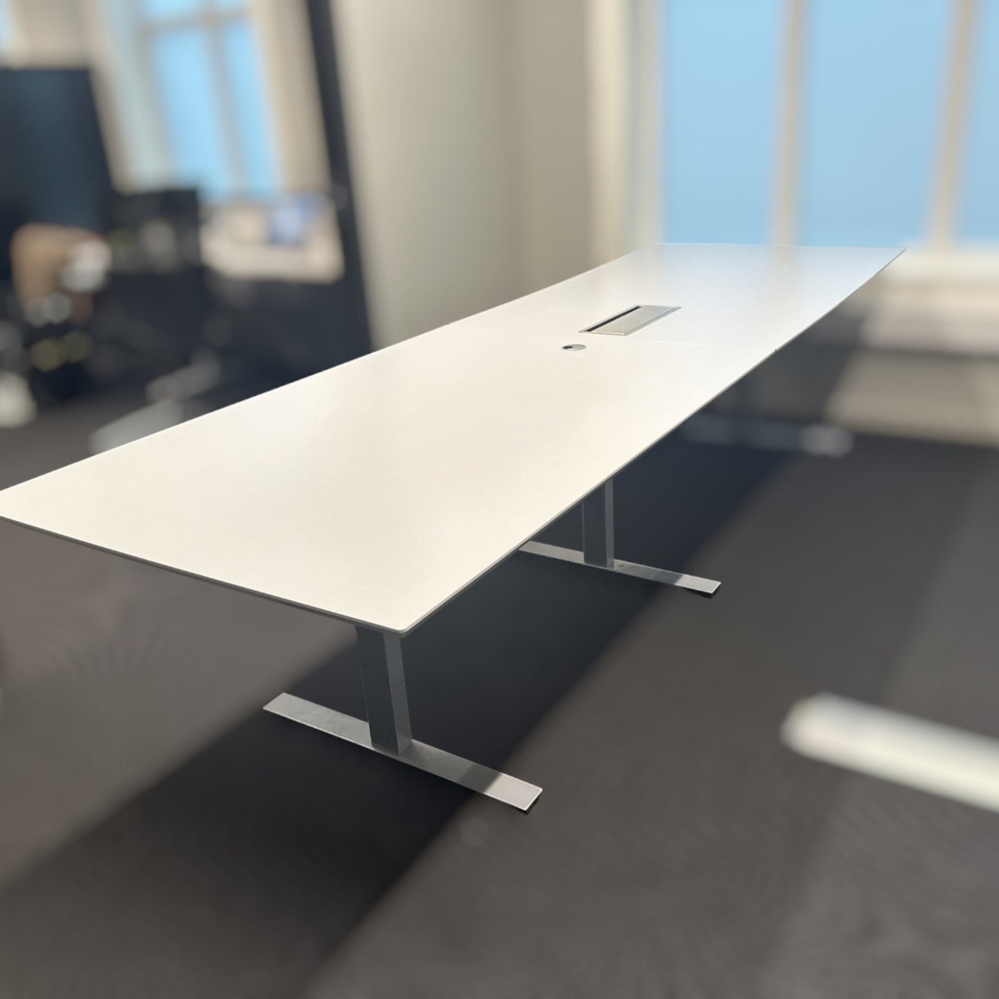 Nyrenset | Lys grå Dencon møtebord i minimalistisk design