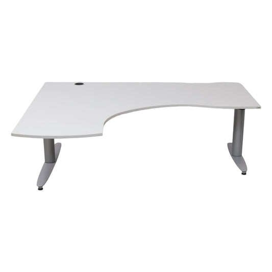 Kvalitetsikret | 180×145, Kinnarps elektrisk hev/senk skrivebord med sving i lys grå