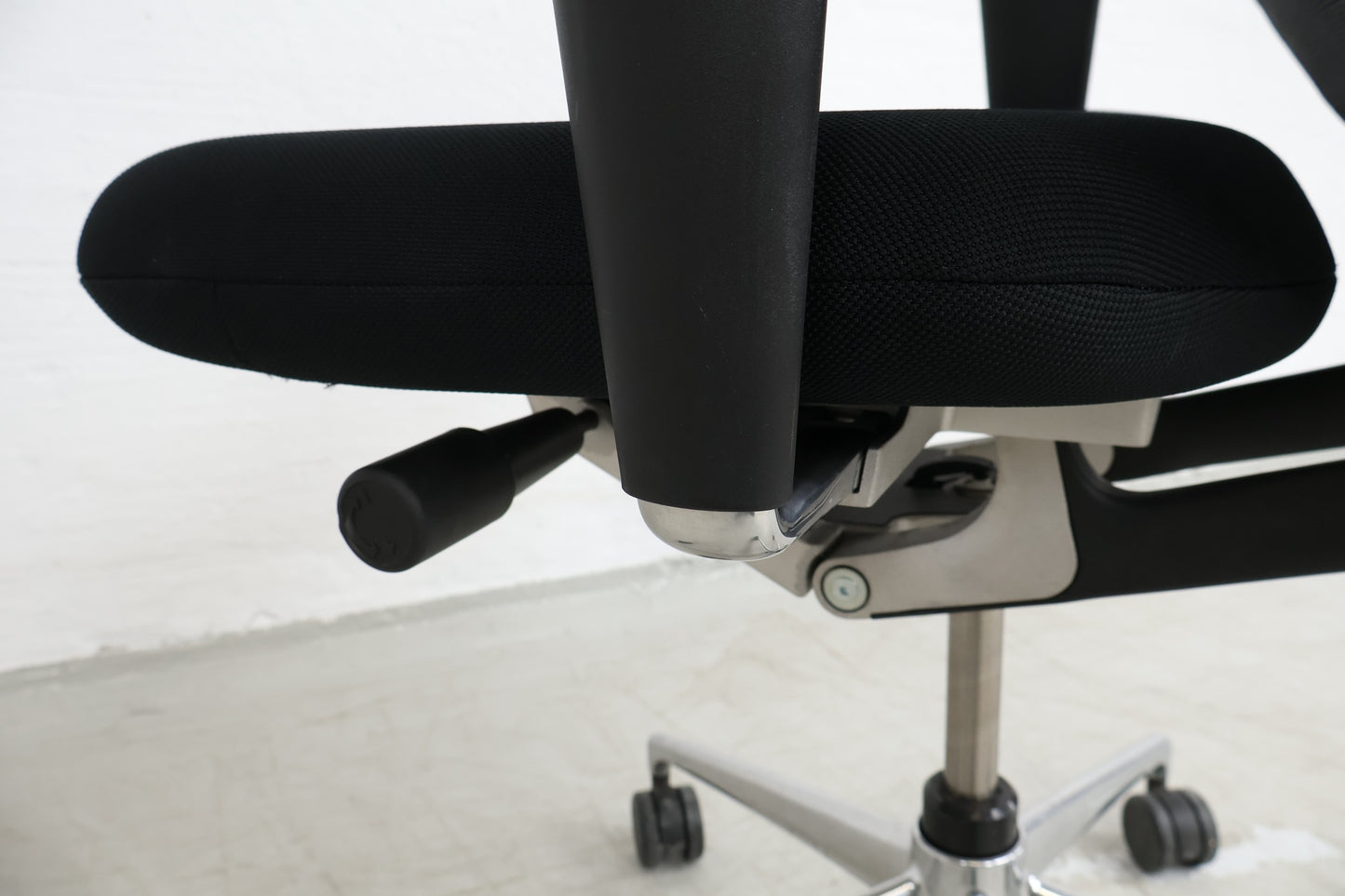 Nyrenset | Sort Vitra kontorstol med mesh rygg