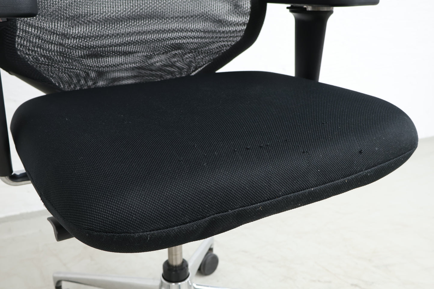 Nyrenset | Sort Vitra kontorstol med mesh rygg