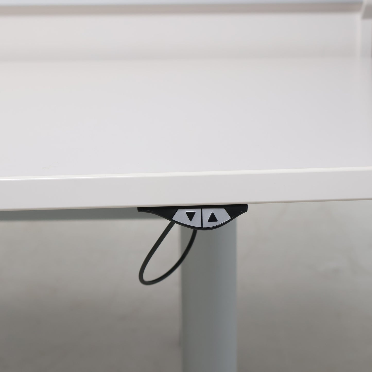 Nyrenset | Dobbel Vitra elektrisk høydejusterbar skrivebord med hvit overflate