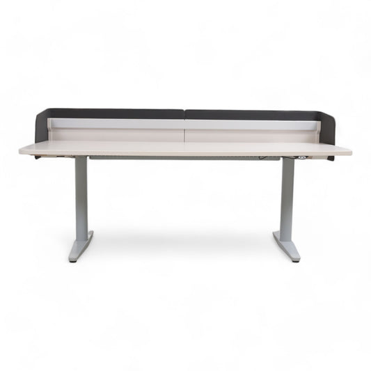 Kvalitetssikret | 180x90 Vitra elektriske hev/senk skrivebord med hvit skillevegg