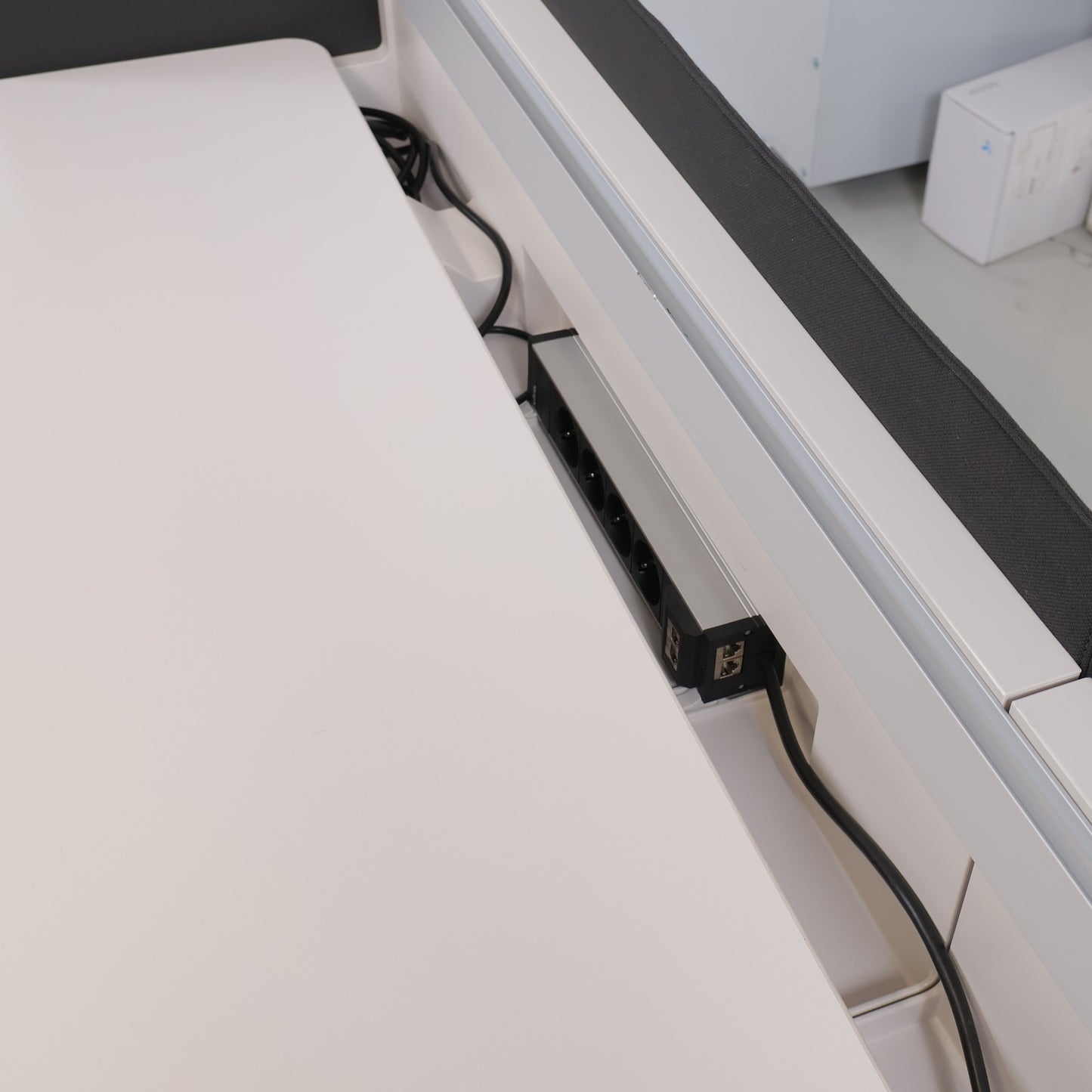 Kvalitetssikret | 180x90 Vitra elektriske hev/senk skrivebord med hvit skillevegg