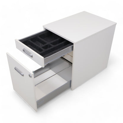 Nyrenset | Skuffeseksjon på hjul, lås på dør