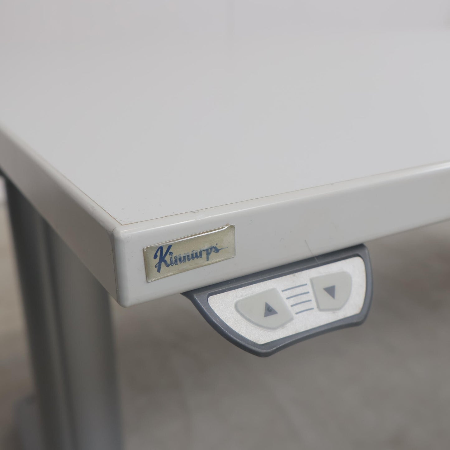 Nyrenset | Kinnarps elektrisk hev/senk skrivebord