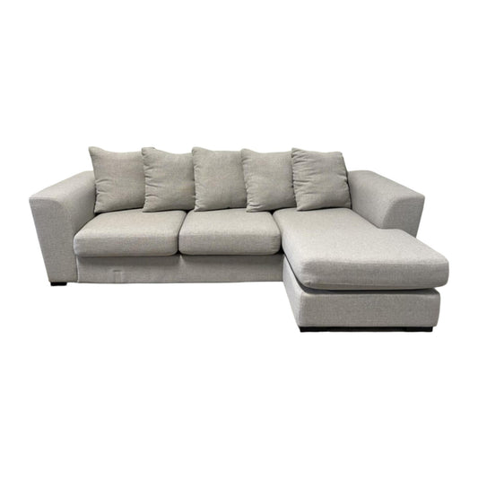 Nyrenset | Lys grå Skeidar sofa med vendbar sjeselong