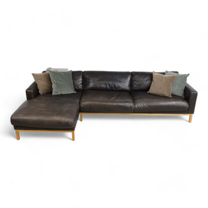 Nyrenset | Mørk brun Bolia North sofa med sjeselong i skinn