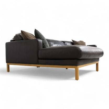 Nyrenset | Mørk brun Bolia North sofa med sjeselong i skinn