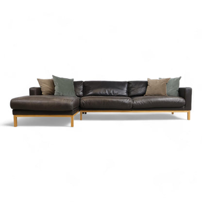 Nyrenset | Mørk brun Bolia North sofa med sjeselong i skinn