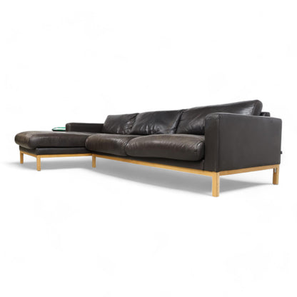 Nyrenset | Mørk brun Bolia North sofa med sjeselong i skinn
