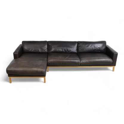 Nyrenset | Mørk brun Bolia North sofa med sjeselong i skinn