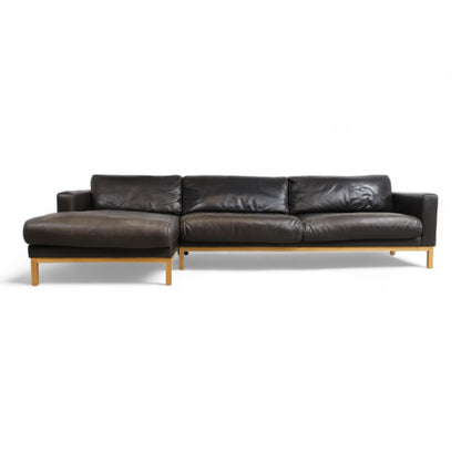 Nyrenset | Mørk brun Bolia North sofa med sjeselong i skinn