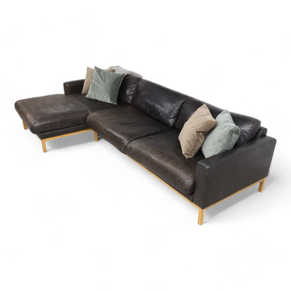 Nyrenset | Mørk brun Bolia North sofa med sjeselong i skinn