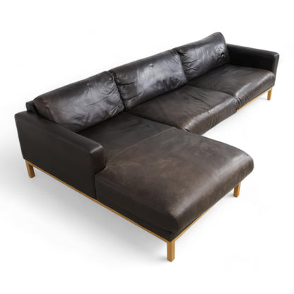 Nyrenset | Mørk brun Bolia North sofa med sjeselong i skinn