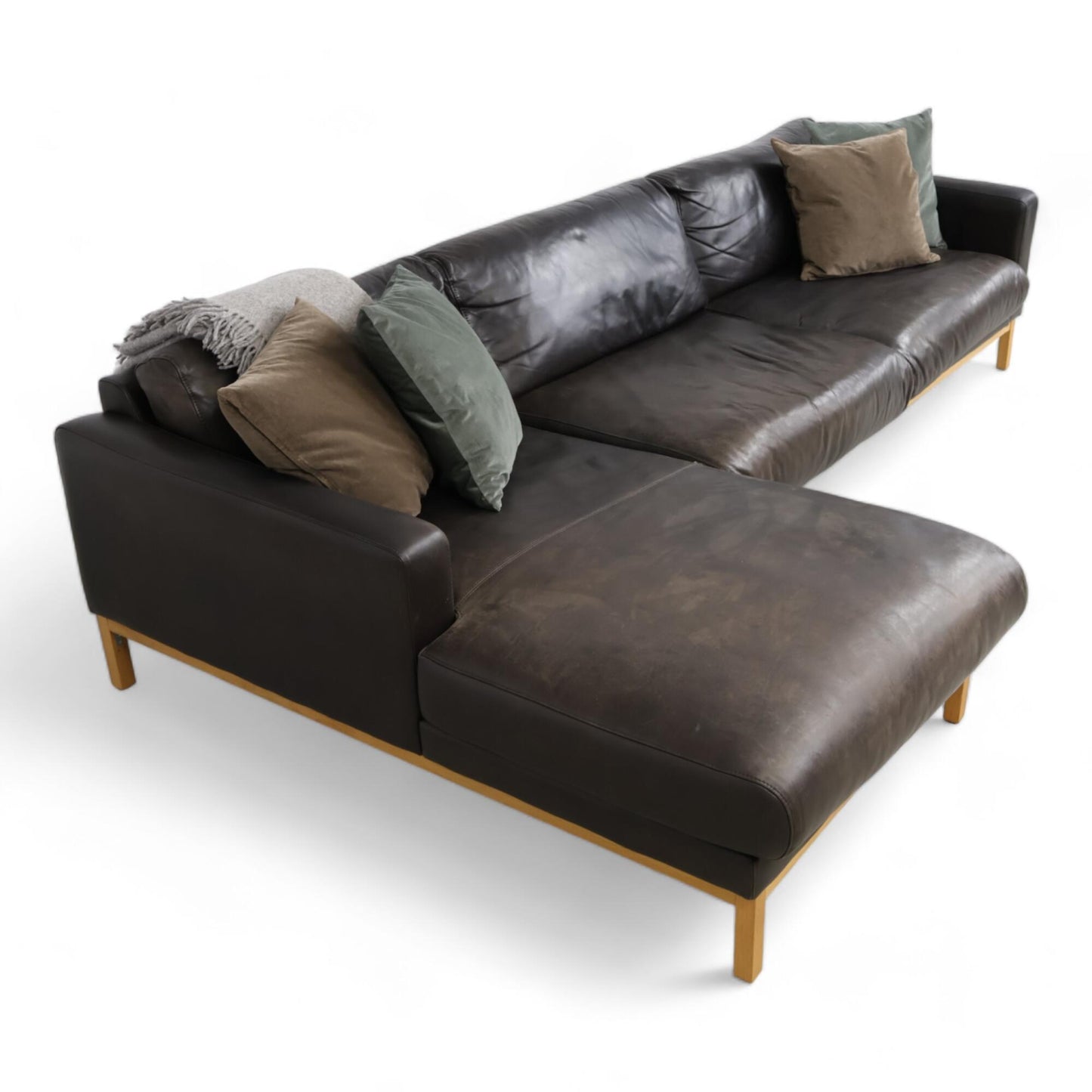 Nyrenset | Mørk brun Bolia North sofa med sjeselong i skinn