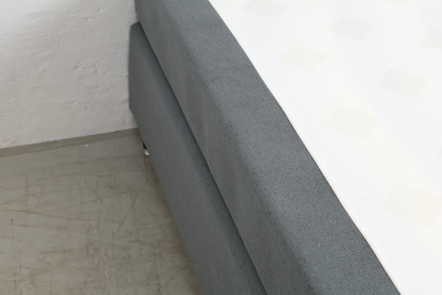 Nyrenset | Grå kontinentalseng med minimalistisk design 180x200cm