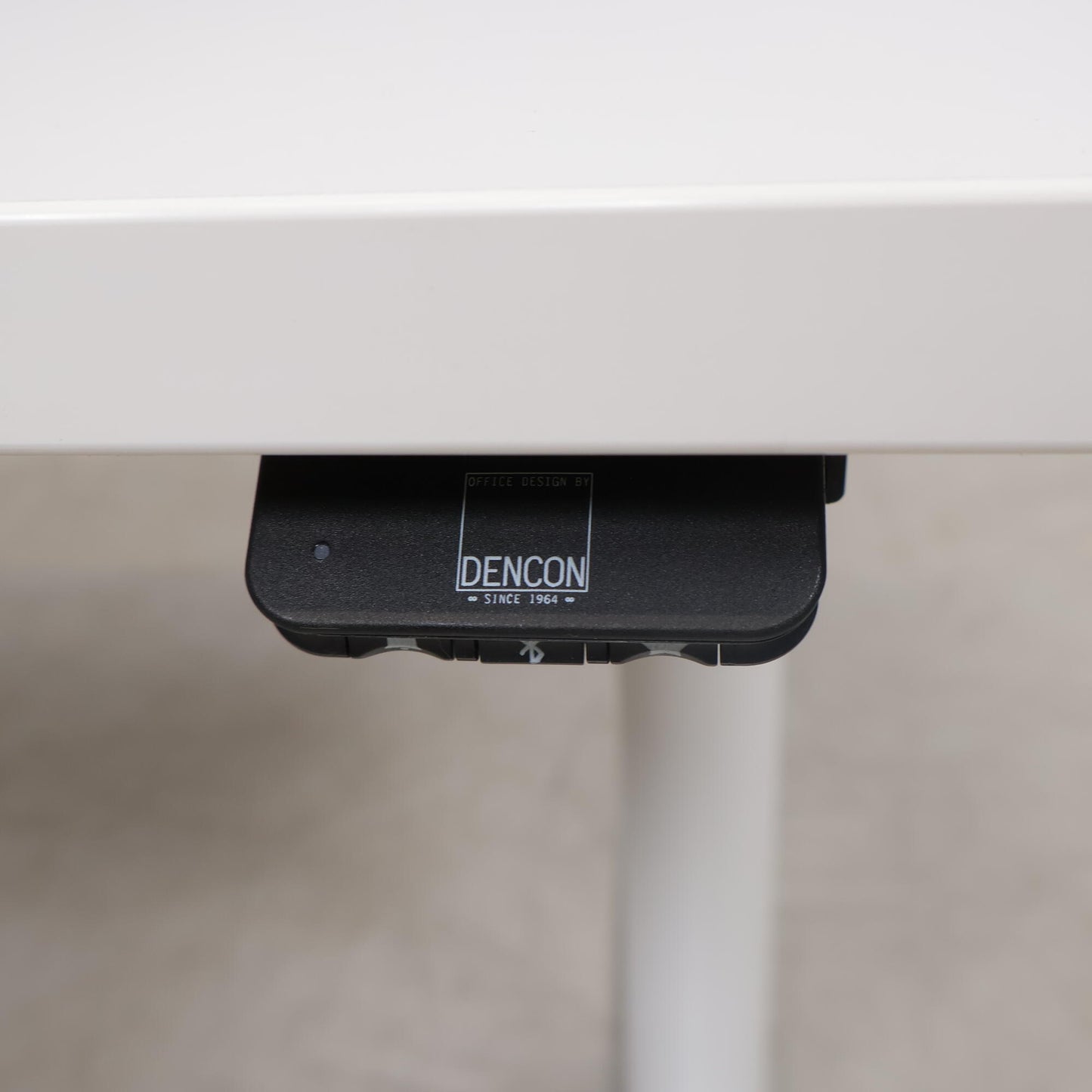 Nyrenset | Hvit Dencon Delta elektriske hev/senk skrivebord 140x80cm