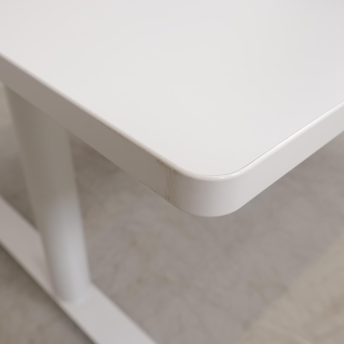 El hev/senk skrivebord 140x70 cm, hvit laminat, Dencon Delta