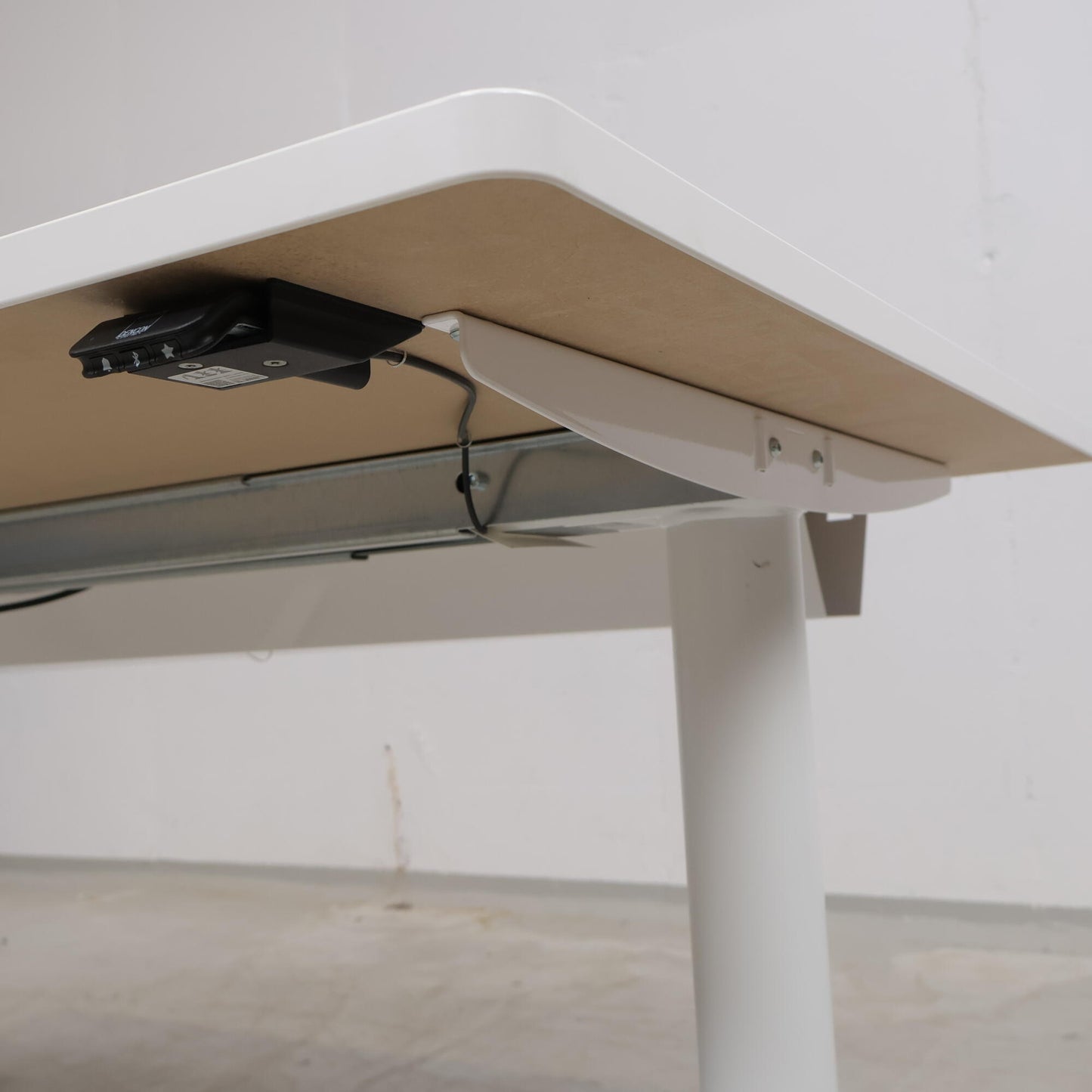 Nyrenset | Hvit Dencon Delta elektriske hev/senk skrivebord 140x80cm