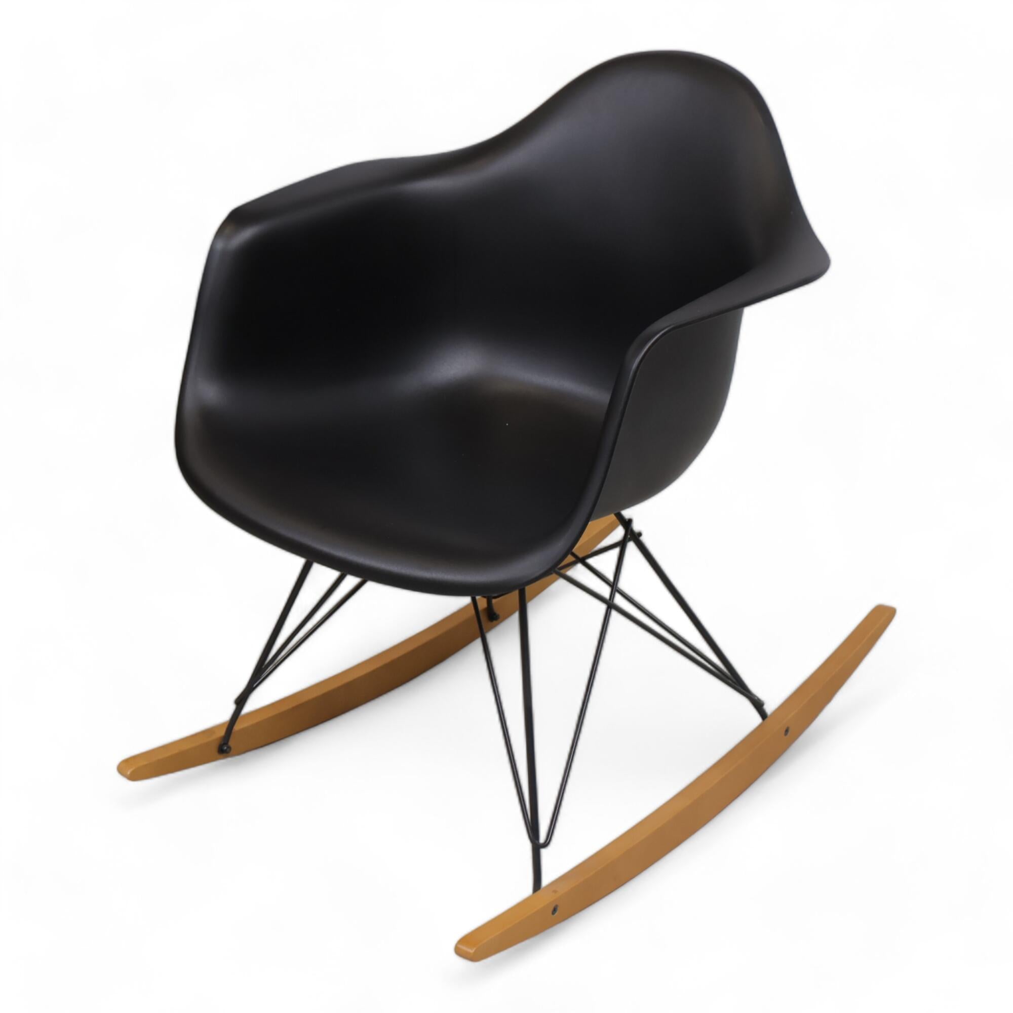 Vitra Rar Rocking Chair Nyrenset | Vitra RAR Rocking Plastic Arm Chair i sort – Secundo