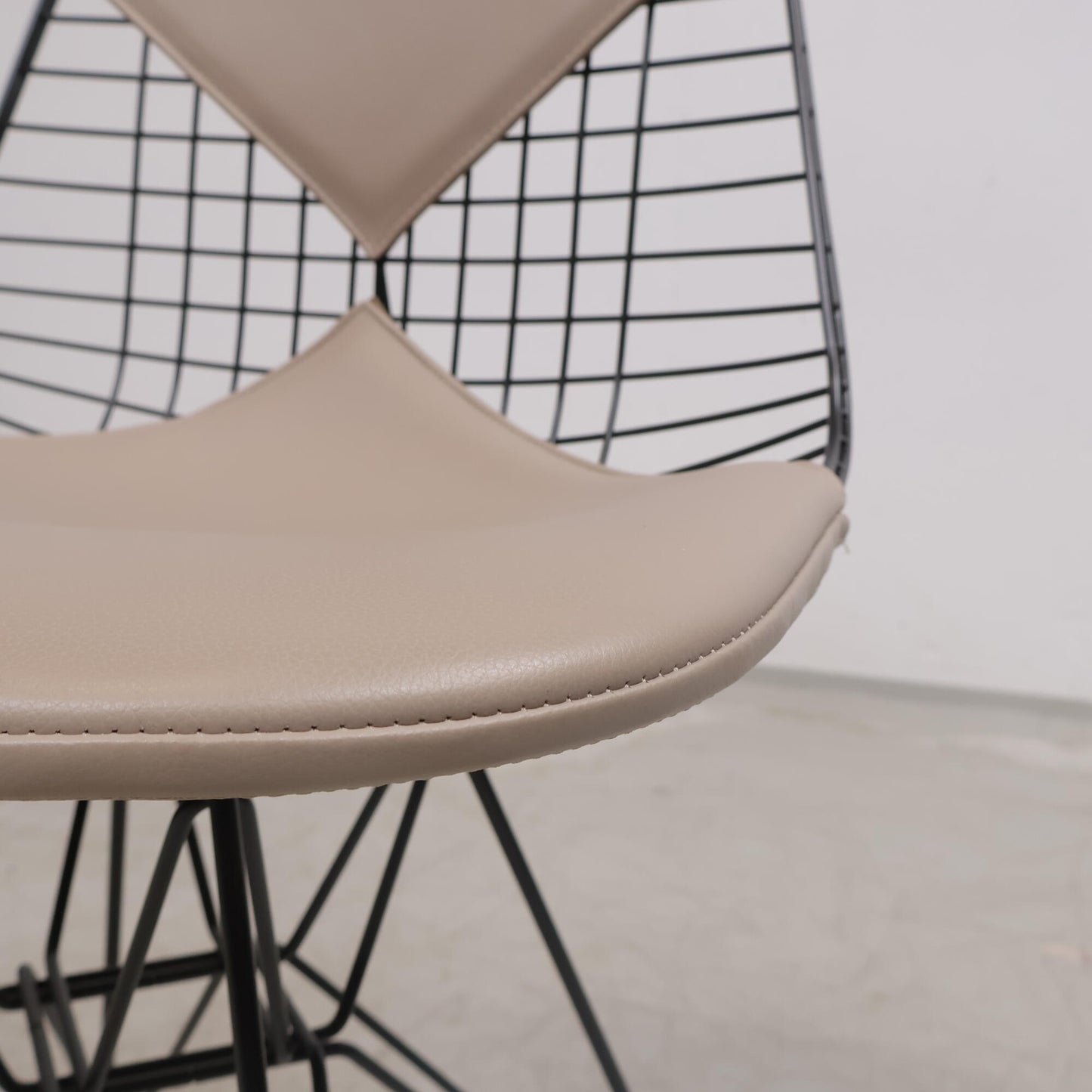 Nyrenset | Vitra Wire Chair DKR-2 i beige skinn