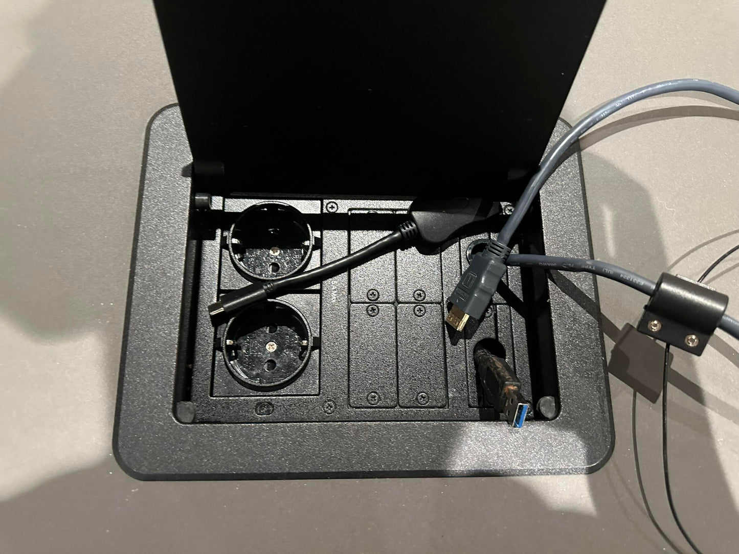 Nyrenset | Fora Form Kvart møtebord i sort med HDMI og strømuttak, 300x120 cm