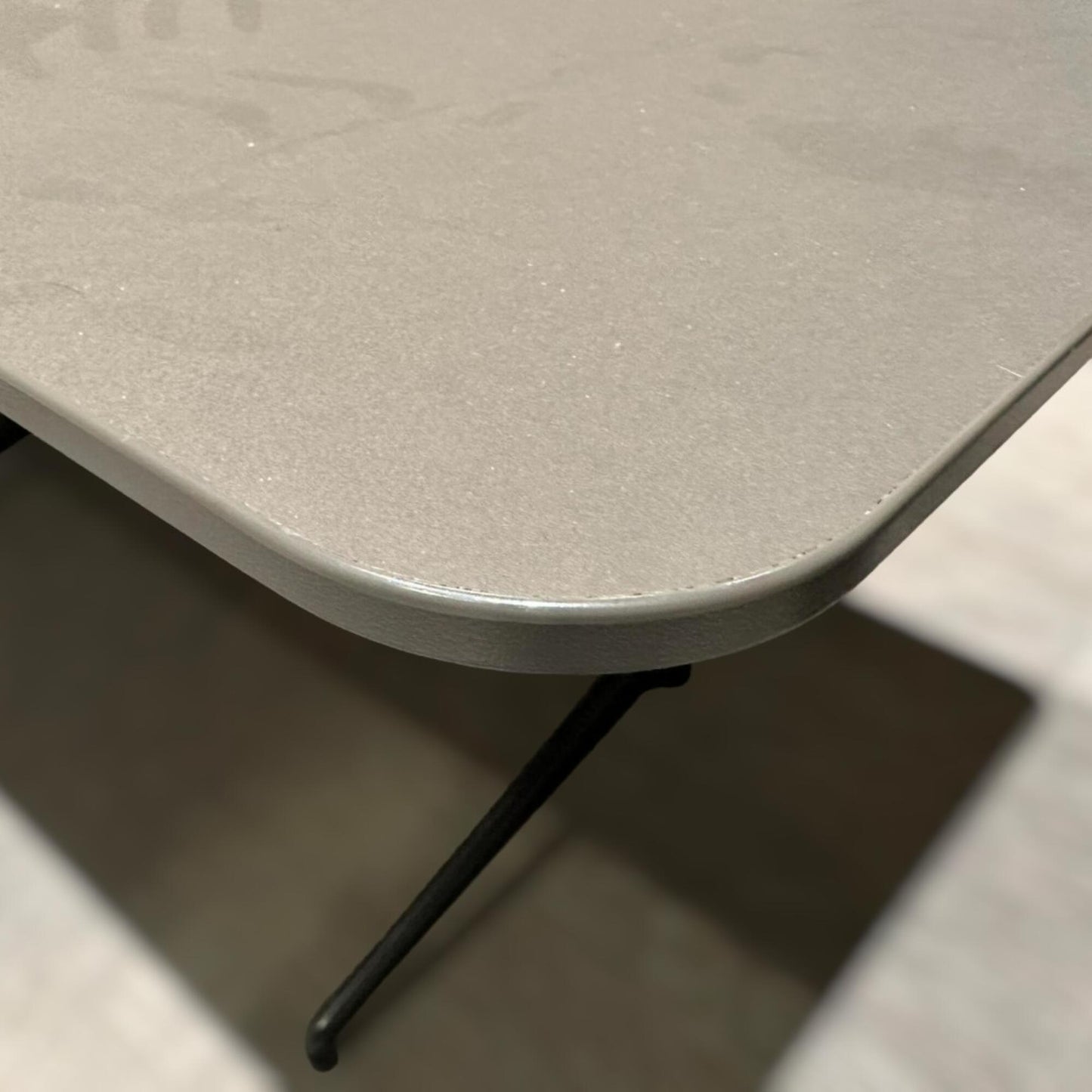 Nyrenset | Fora Form Kvart møtebord i grå med strømuttak, 160x120 cm