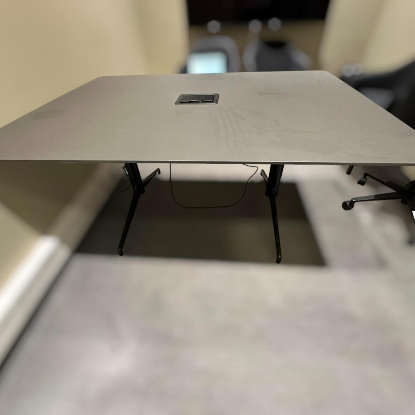 Nyrenset | Fora Form Kvart møtebord i grå med strømuttak, 160x120 cm
