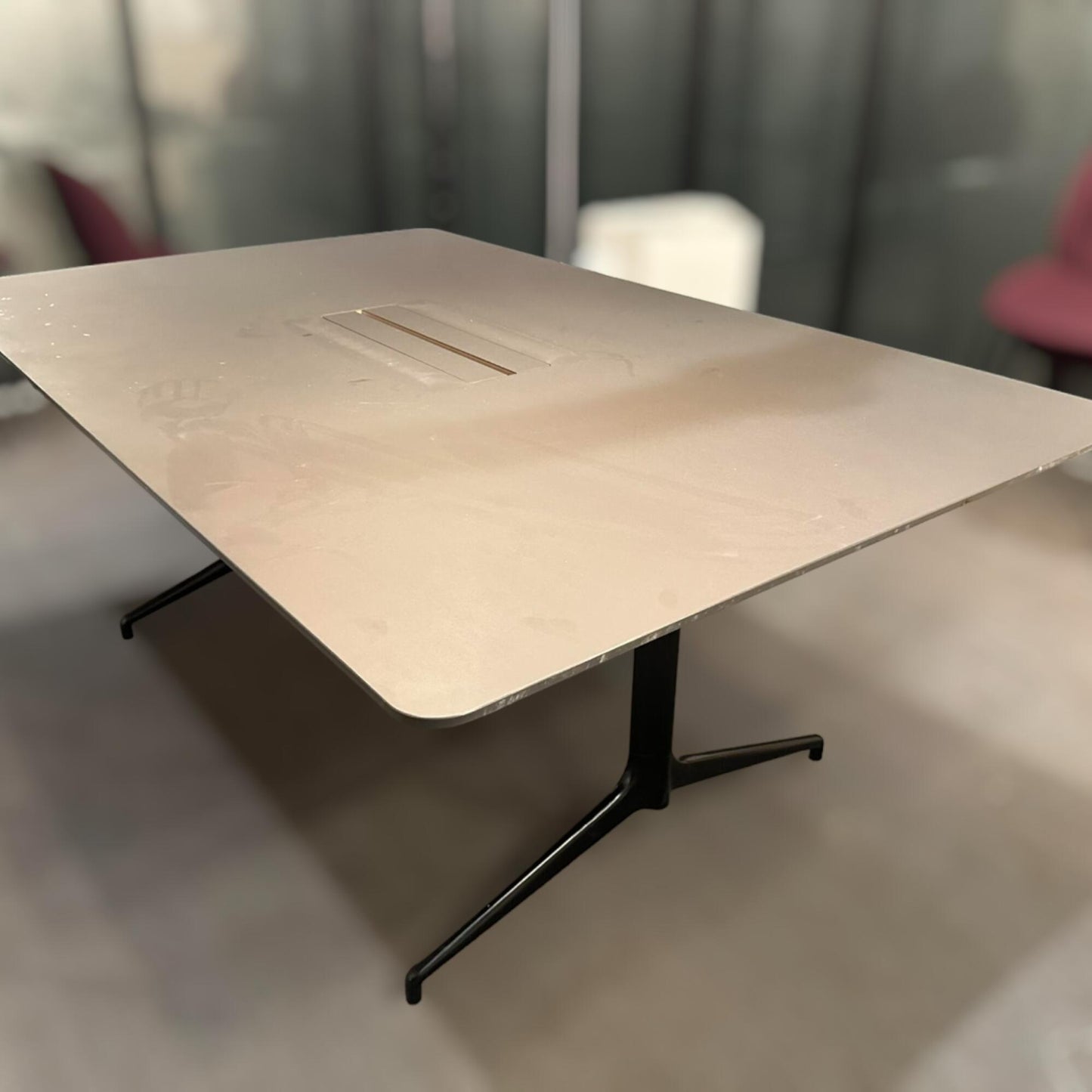 Nyrenset | Fora Form Kvart møtebord i sort, 190x120cm