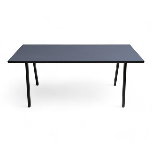 Nyrenset | Fora Form kvart møterombord i blått og sort 180x80cm