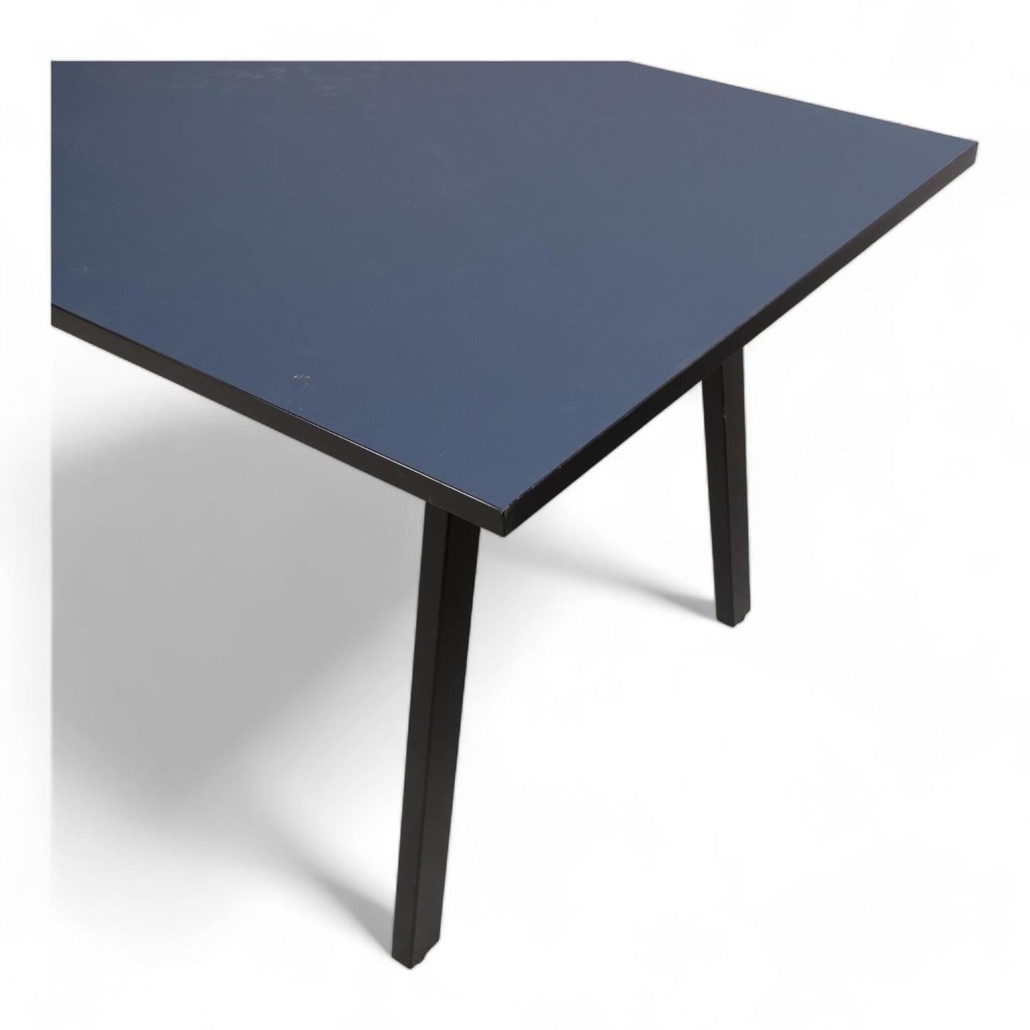 Nyrenset | Fora Form kvart møterombord i blått og sort 180x80cm