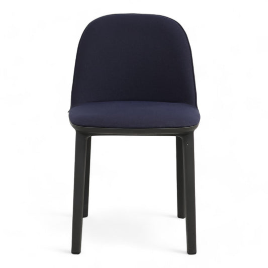 Utmerket tilstand | Mørk blå Vitra Softshell Side stol