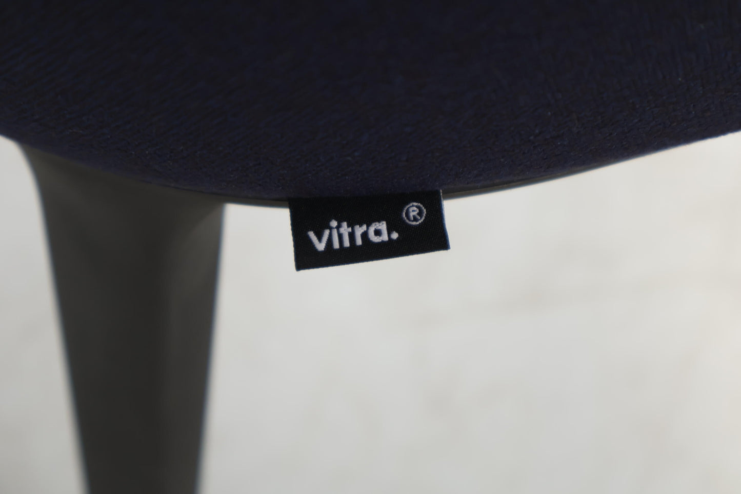 Nyrenset | Vitra Softshell møteromsstol med armlener i mørk blå