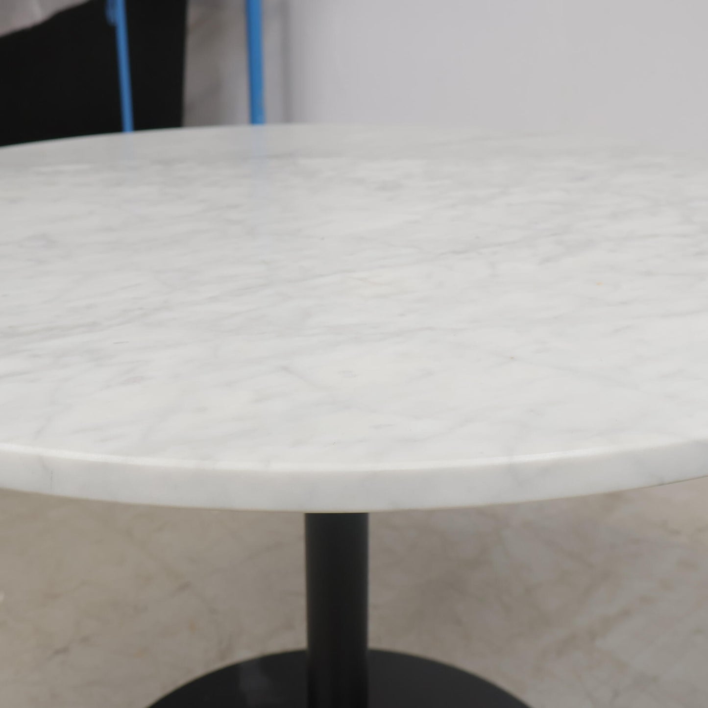 Utmerket tilstand | Pedrali Inox rundt lavt marmorbord i hvit