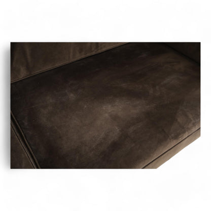 Nyrenset | SofaCompany Harper 3-seter sofa i mørk brun velur