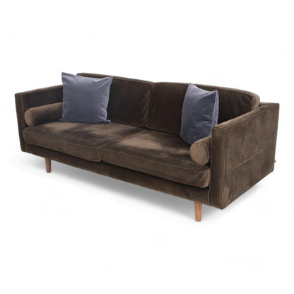 Nyrenset | SofaCompany Harper 3-seter sofa i mørk brun velur