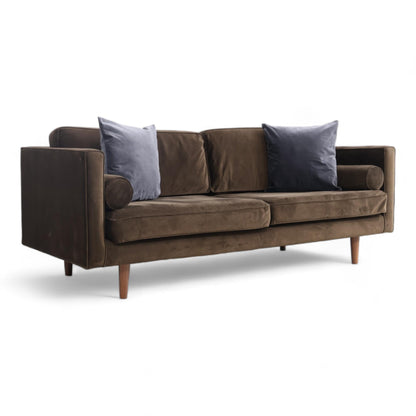 Nyrenset | SofaCompany Harper 3-seter sofa i mørk brun velur