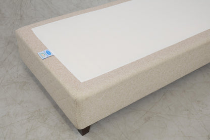 Nyrenset | Beige Jensen Pulse seng med Ikea Tuddal overmadrass, 160x200cm