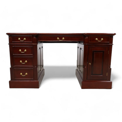 Nyrenset | Brun partnerskrivebord med lærdetaljer og mahogny-finish