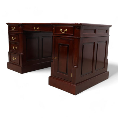 Nyrenset | Brun partnerskrivebord med lærdetaljer og mahogny-finish