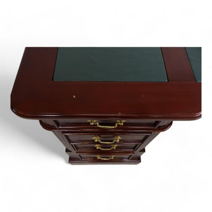 Nyrenset | Brun partnerskrivebord med lærdetaljer og mahogny-finish