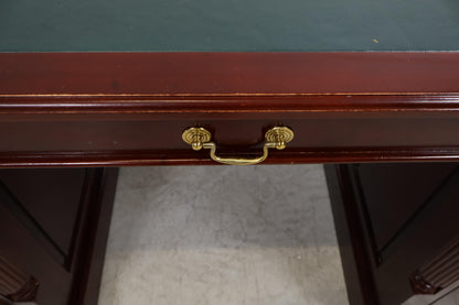 Nyrenset | Brun partnerskrivebord med lærdetaljer og mahogny-finish