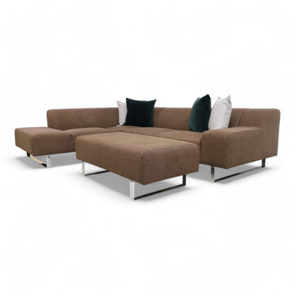 Nyrenset | Brun Bolia Seville hjørnesofa i brun tekstil med puff