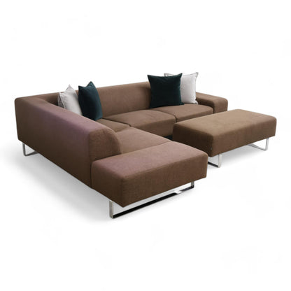 Nyrenset | Brun Bolia Seville hjørnesofa i brun tekstil med puff